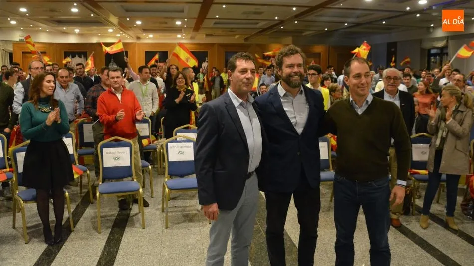 Rafael Revert, Iván Espinosa de los Monteros y Víctor González, en el acto celebrado esta tarde en Salamanca. Foto: Lydia González
