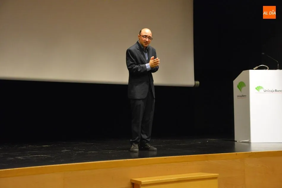 Foto 7 - El actor Jes&uacute;s Vidal llena el Teatro de Unicaja Banco con una conferencia sobre retos y superaci&oacute;n