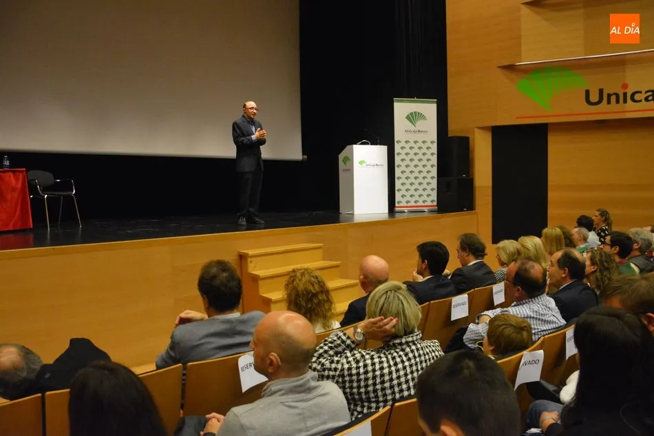 Foto 5 - El actor Jes&uacute;s Vidal llena el Teatro de Unicaja Banco con una conferencia sobre retos y superaci&oacute;n