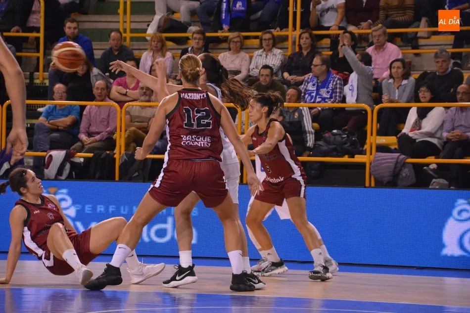 Foto 7 - El Perfumer&iacute;as Avenida sufre para volver a triunfar en Europa y batir al Gernika (62-59)