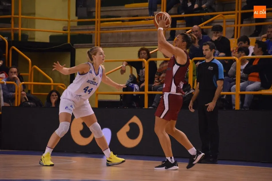 Foto 6 - El Perfumer&iacute;as Avenida sufre para volver a triunfar en Europa y batir al Gernika (62-59)