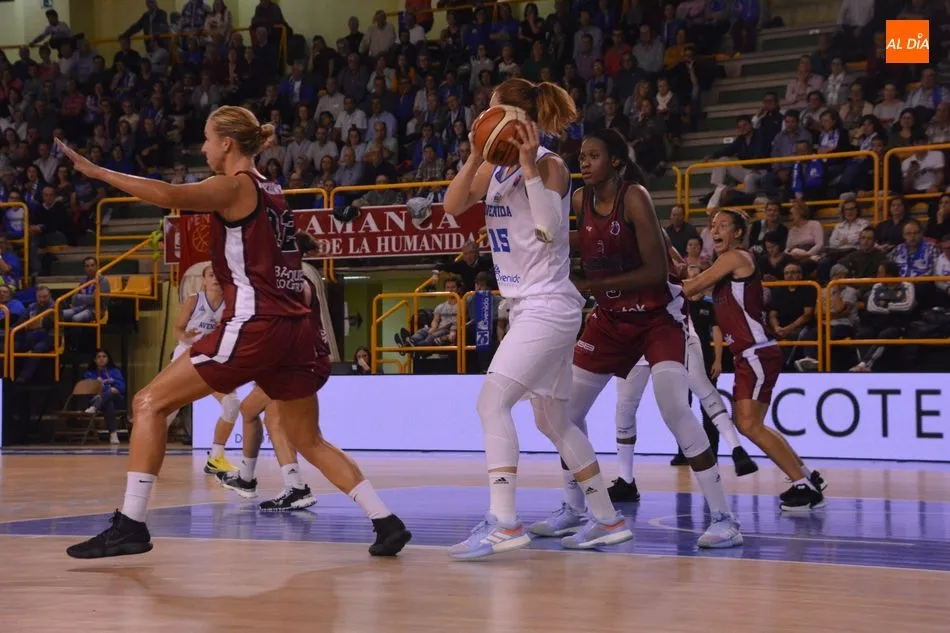 Foto 5 - El Perfumer&iacute;as Avenida sufre para volver a triunfar en Europa y batir al Gernika (62-59)