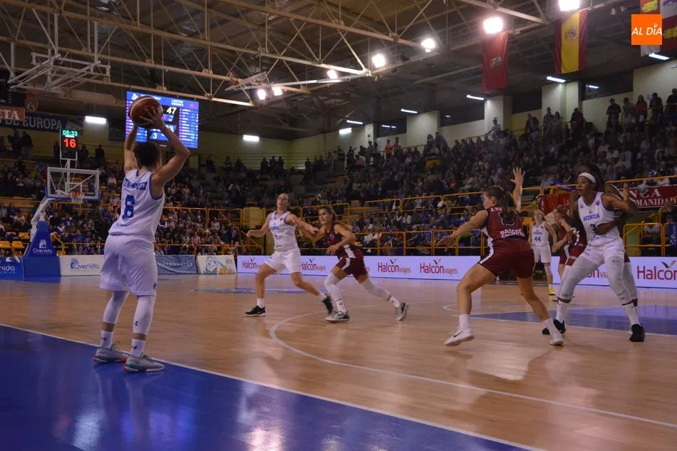 Foto 4 - El Perfumer&iacute;as Avenida sufre para volver a triunfar en Europa y batir al Gernika (62-59)