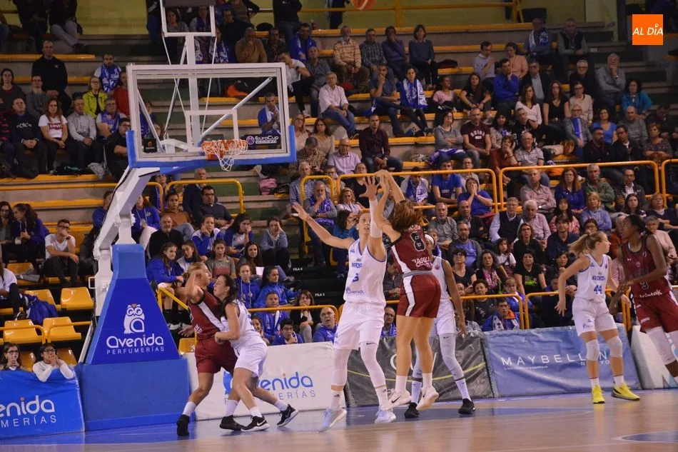 Foto 3 - El Perfumer&iacute;as Avenida sufre para volver a triunfar en Europa y batir al Gernika (62-59)