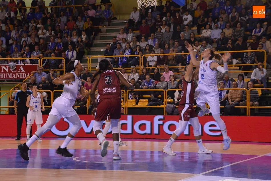 Foto 2 - El Perfumer&iacute;as Avenida sufre para volver a triunfar en Europa y batir al Gernika (62-59)