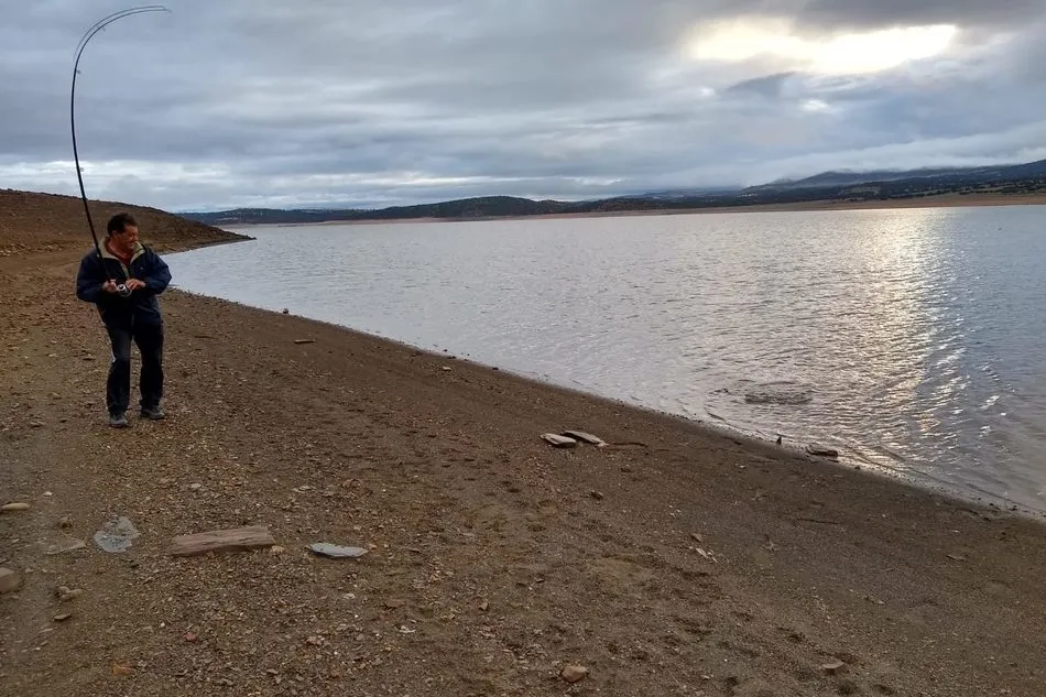 Foto 7 - Los jubilados de la Asociaci&oacute;n San Isidro disfrutan de la pesca en el embalse de Santa Teresa  