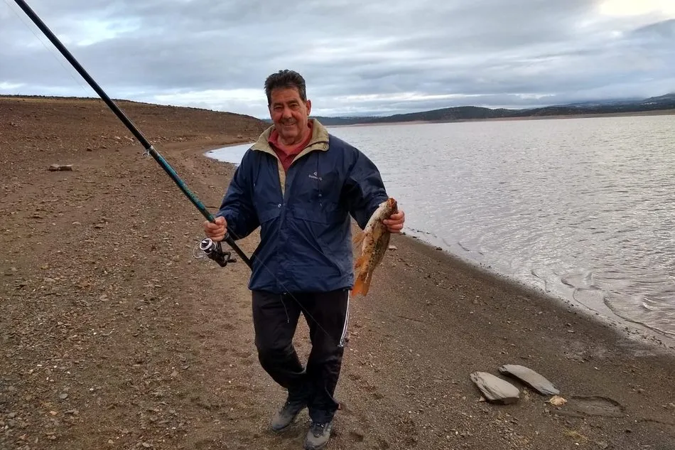 Foto 6 - Los jubilados de la Asociaci&oacute;n San Isidro disfrutan de la pesca en el embalse de Santa Teresa  