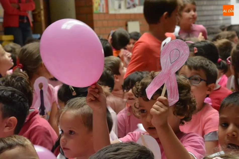 Foto 7 - El colegio Antonio Machado muestra su cara solidaria por el D&iacute;a Mundial del C&aacute;ncer de Mama