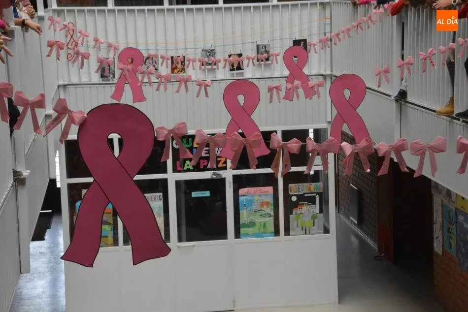 Foto 6 - El colegio Antonio Machado muestra su cara solidaria por el D&iacute;a Mundial del C&aacute;ncer de Mama