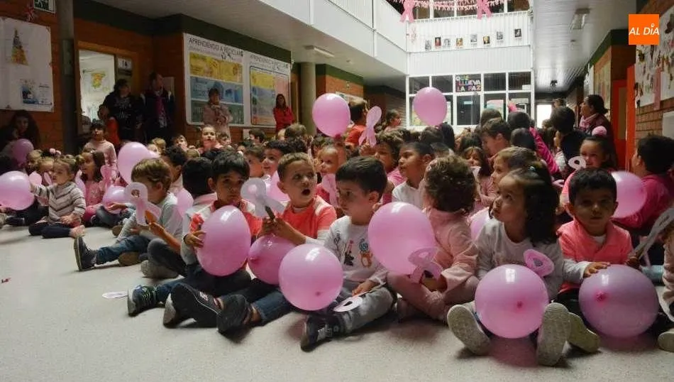 Alumnos del Colegio Antonio Machado en estos actos del Día del Cáncer de Mama. Foto de Lydia González