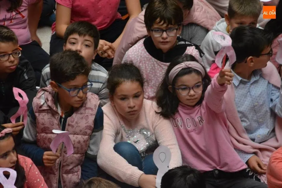 Foto 5 - El colegio Antonio Machado muestra su cara solidaria por el D&iacute;a Mundial del C&aacute;ncer de Mama