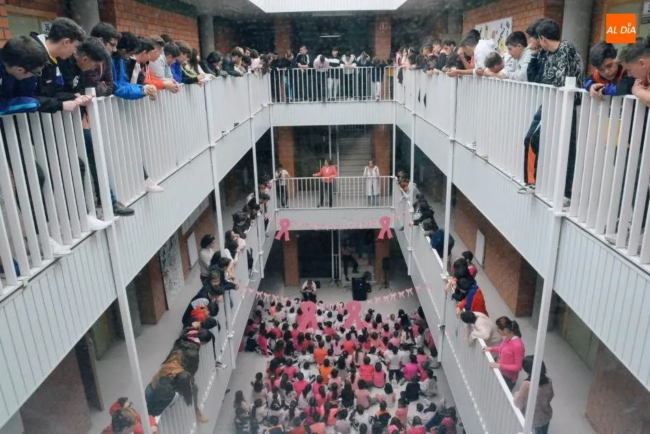 Foto 4 - El colegio Antonio Machado muestra su cara solidaria por el D&iacute;a Mundial del C&aacute;ncer de Mama
