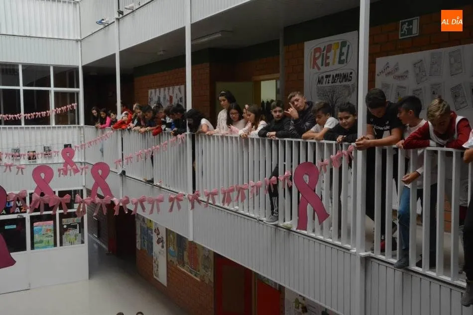 Foto 3 - El colegio Antonio Machado muestra su cara solidaria por el D&iacute;a Mundial del C&aacute;ncer de Mama