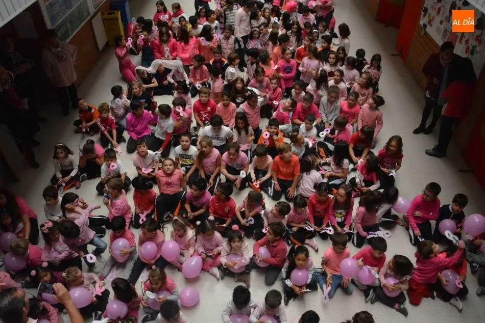 Foto 2 - El colegio Antonio Machado muestra su cara solidaria por el D&iacute;a Mundial del C&aacute;ncer de Mama