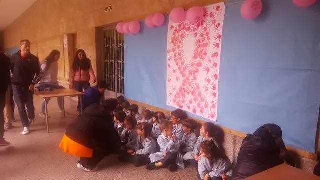 Foto 11 - El colegio Calasanz se &ldquo;viste de rosa&rdquo;  