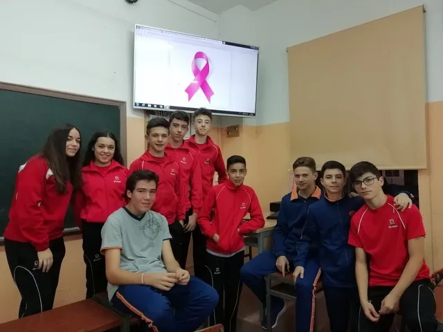 Foto 10 - El colegio Calasanz se &ldquo;viste de rosa&rdquo;  