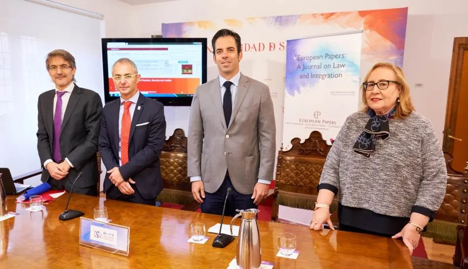 El rector, Ricardo Rivero, en la presentación de este proyecto, junto a los expertos Juan Santos Vara y Juan Luis Ballesteros;  y Pilar Jiménez Tello, vicesecretaria general de la Universidad de Salamanca