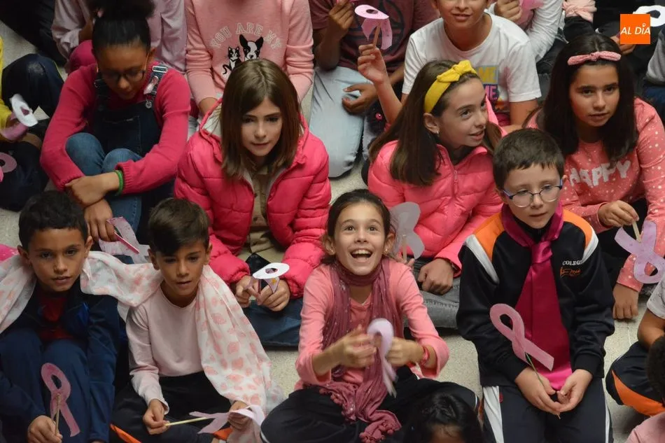 Foto 10 - El colegio Antonio Machado muestra su cara solidaria por el D&iacute;a Mundial del C&aacute;ncer de Mama