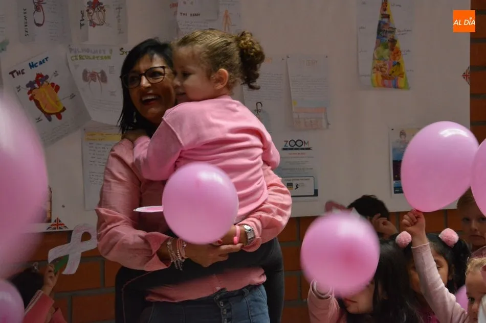 Foto 9 - El colegio Antonio Machado muestra su cara solidaria por el D&iacute;a Mundial del C&aacute;ncer de Mama