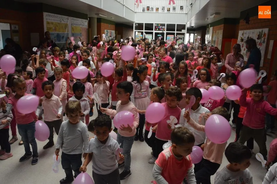 Foto 8 - El colegio Antonio Machado muestra su cara solidaria por el D&iacute;a Mundial del C&aacute;ncer de Mama