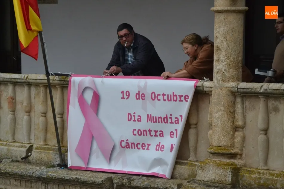 El Día Mundial contra el Cáncer de Mama se deja ya sentir en la Plaza Mayor  