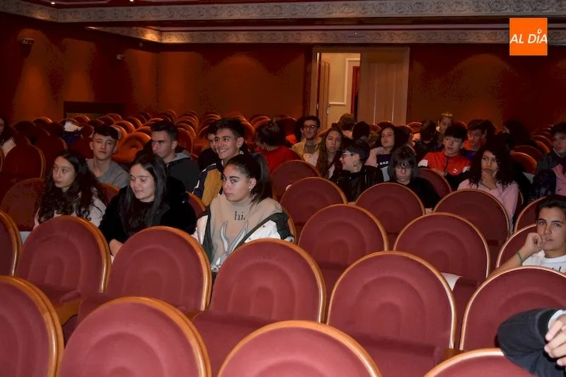 Foto 11 - Cerca de 200 albenses participan en la lectura continuada de poemas teresianos