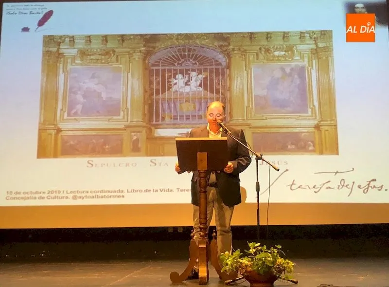 Foto 10 - Cerca de 200 albenses participan en la lectura continuada de poemas teresianos