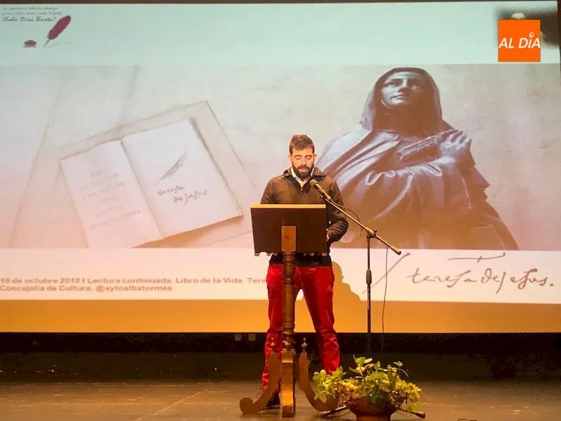 Foto 8 - Cerca de 200 albenses participan en la lectura continuada de poemas teresianos