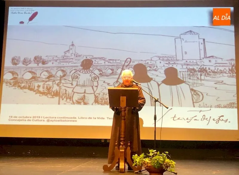 Foto 4 - Cerca de 200 albenses participan en la lectura continuada de poemas teresianos