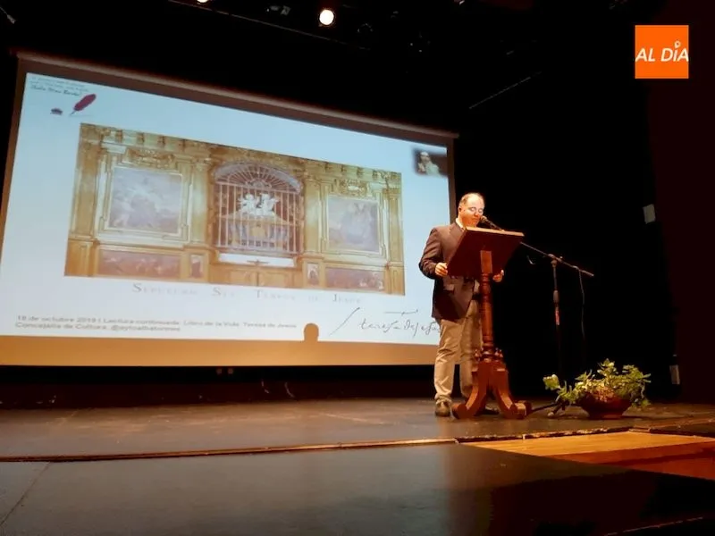 Foto 2 - Cerca de 200 albenses participan en la lectura continuada de poemas teresianos