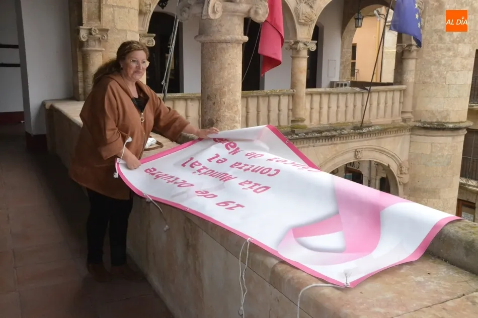 Foto 5 - El D&iacute;a Mundial contra el C&aacute;ncer de Mama se deja ya sentir en la Plaza Mayor  