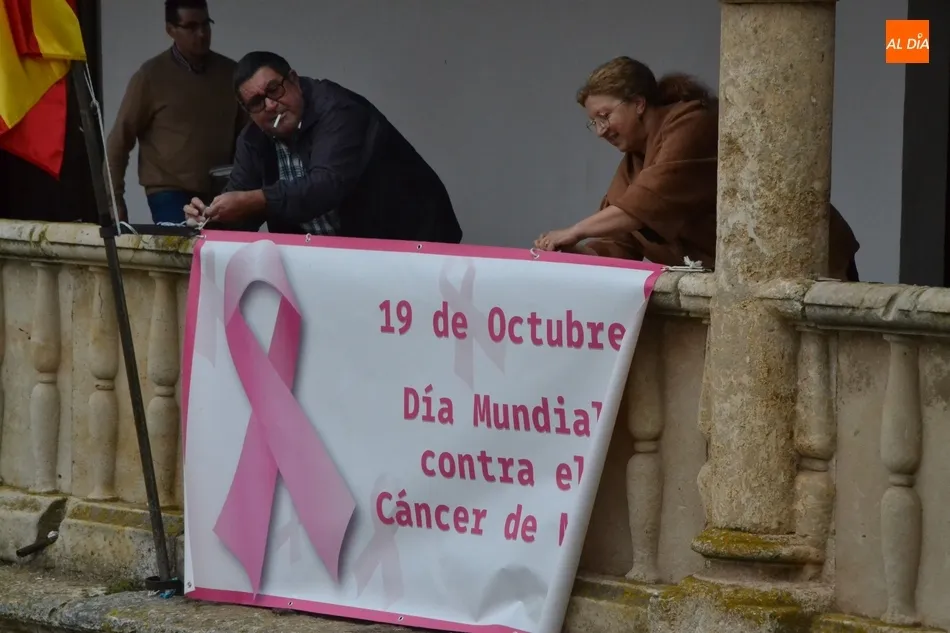 Foto 3 - El D&iacute;a Mundial contra el C&aacute;ncer de Mama se deja ya sentir en la Plaza Mayor  