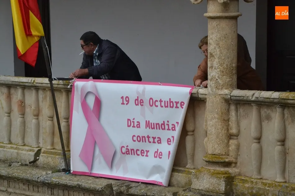 Foto 4 - El D&iacute;a Mundial contra el C&aacute;ncer de Mama se deja ya sentir en la Plaza Mayor  