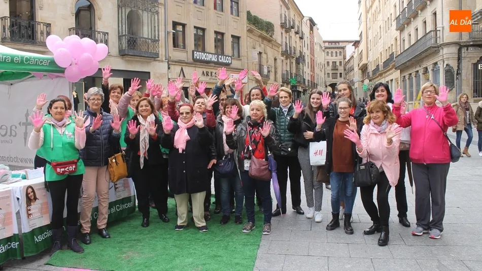 Manos teñidas de rosa para dar visibilidad al cáncer de mama en Salamanca