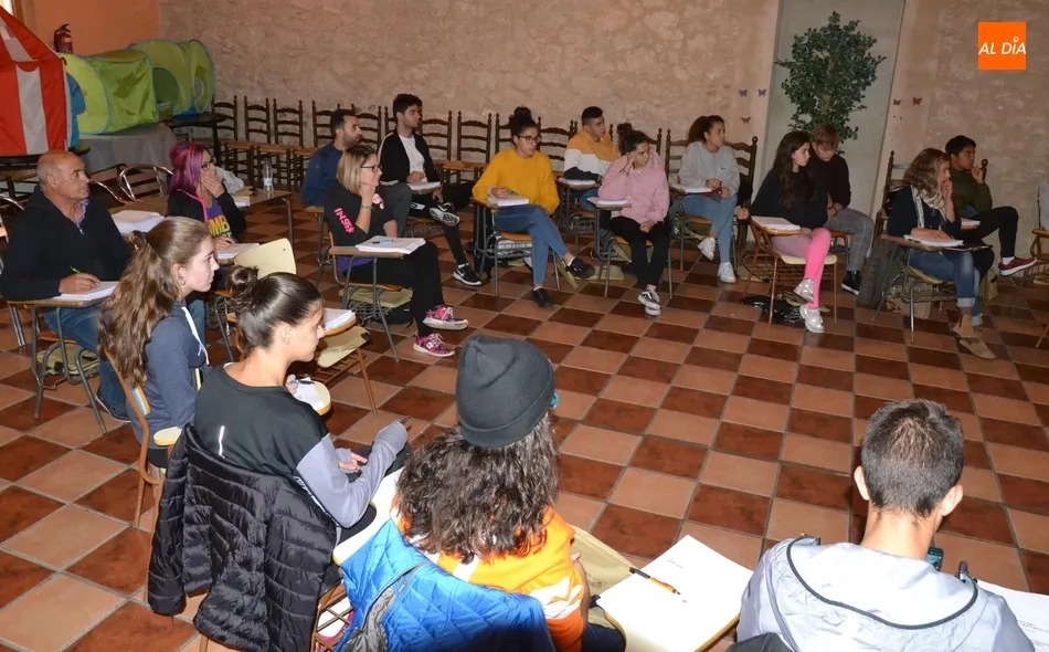 Una treintena de personas asiste a un curso de monitor deportivo escolar de formación  