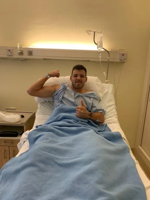 Uxío saca músculo tras superar la operación