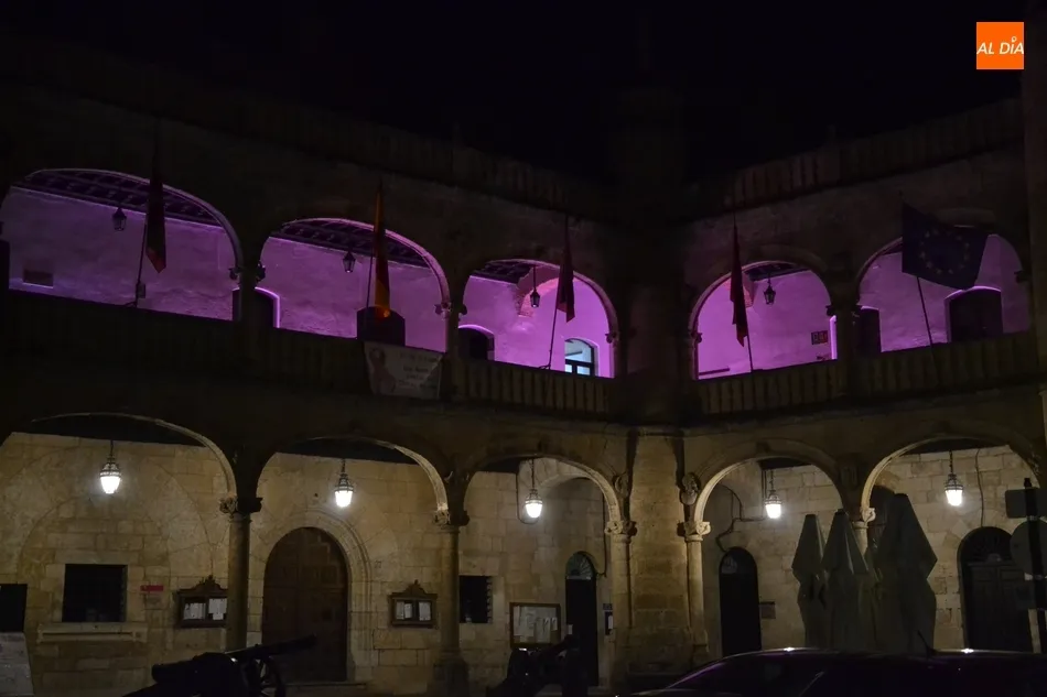 La noche mirobrigense se engalana de rosa con motivo del Día contra el Cáncer de Mama  
