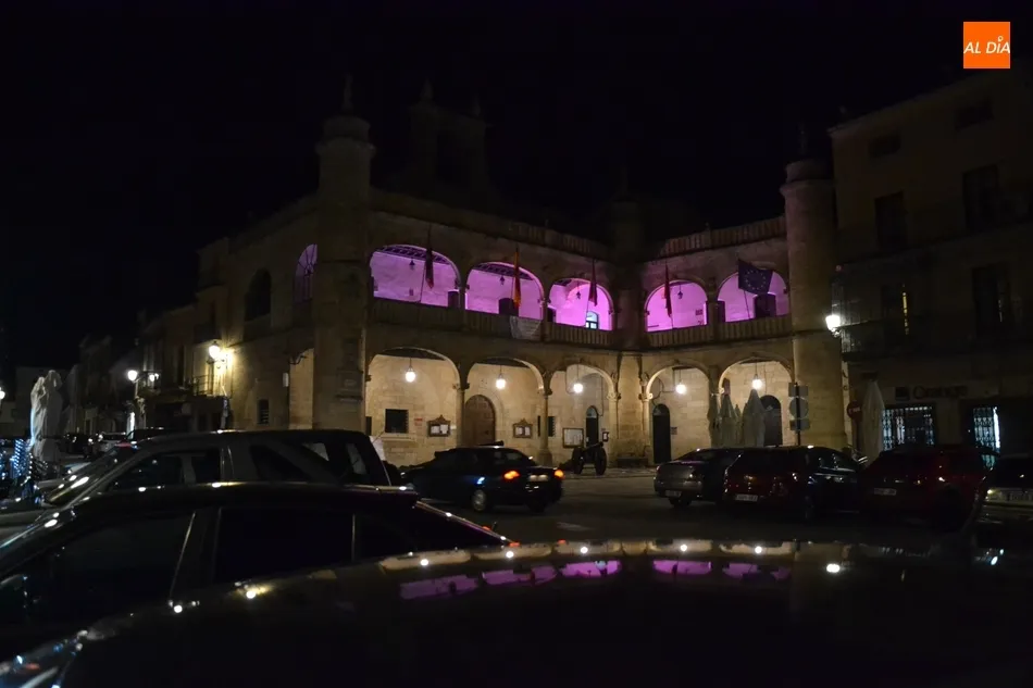 Foto 3 - La noche mirobrigense se engalana de rosa con motivo del D&iacute;a contra el C&aacute;ncer de Mama  