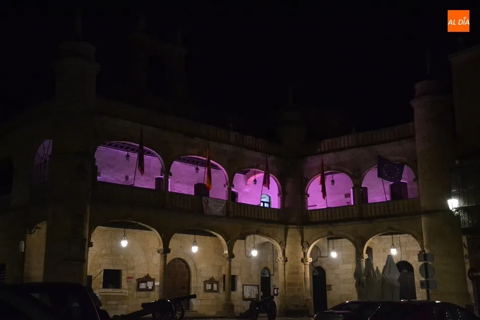 Foto 4 - La noche mirobrigense se engalana de rosa con motivo del D&iacute;a contra el C&aacute;ncer de Mama  