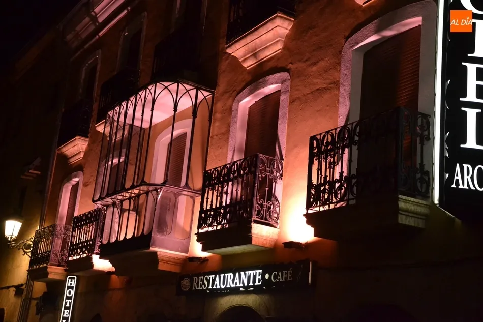 Foto 7 - La noche mirobrigense se engalana de rosa con motivo del D&iacute;a contra el C&aacute;ncer de Mama  