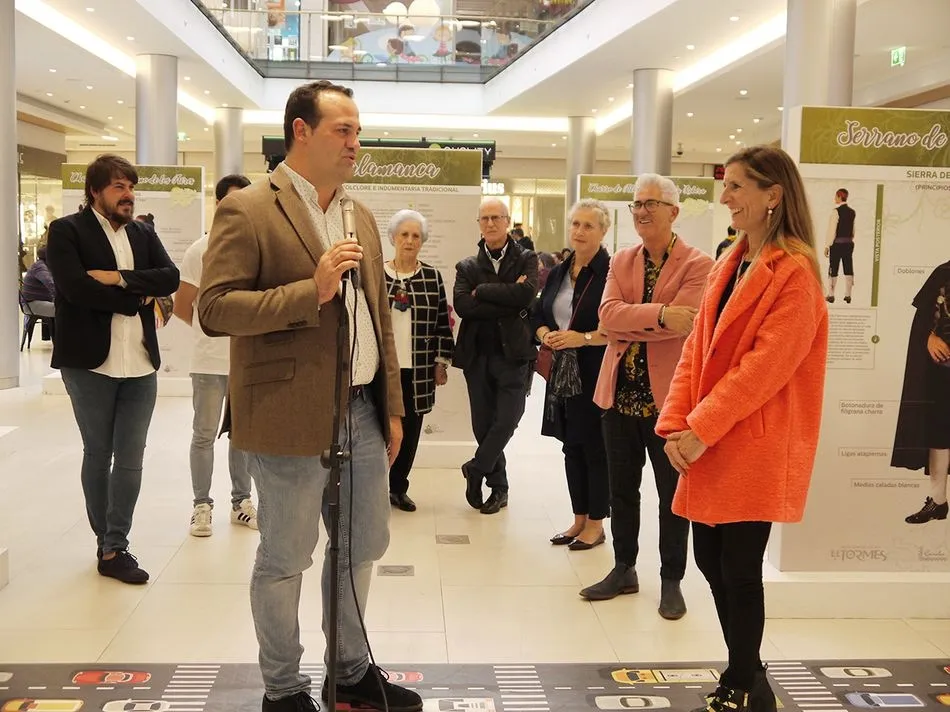 Foto 4 - &lsquo;Encuentros con la tradici&oacute;n&rsquo; re&uacute;ne en El Tormes exposiciones de mantones, casta&ntilde;uelas y...