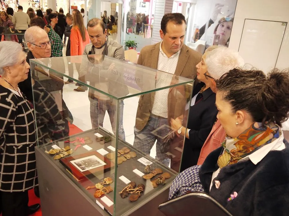 Foto 3 - &lsquo;Encuentros con la tradici&oacute;n&rsquo; re&uacute;ne en El Tormes exposiciones de mantones, casta&ntilde;uelas y...