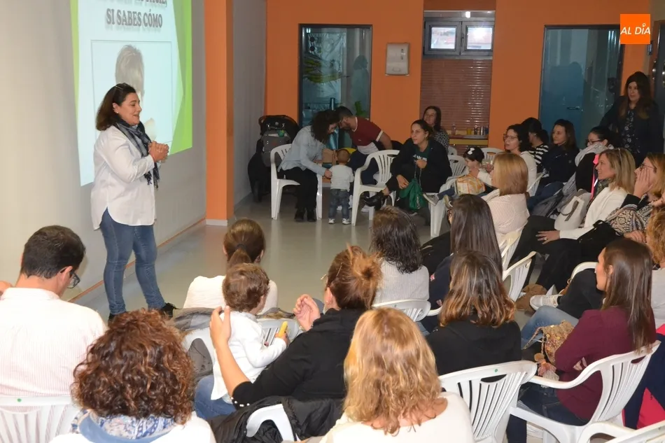 Mar Manzano abre las actividades de la renovada Escuela de Familias  