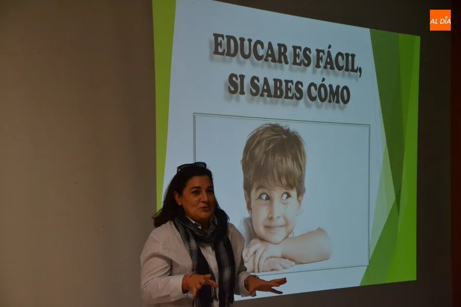 Foto 2 - Mar Manzano abre las actividades de la renovada Escuela de Familias  