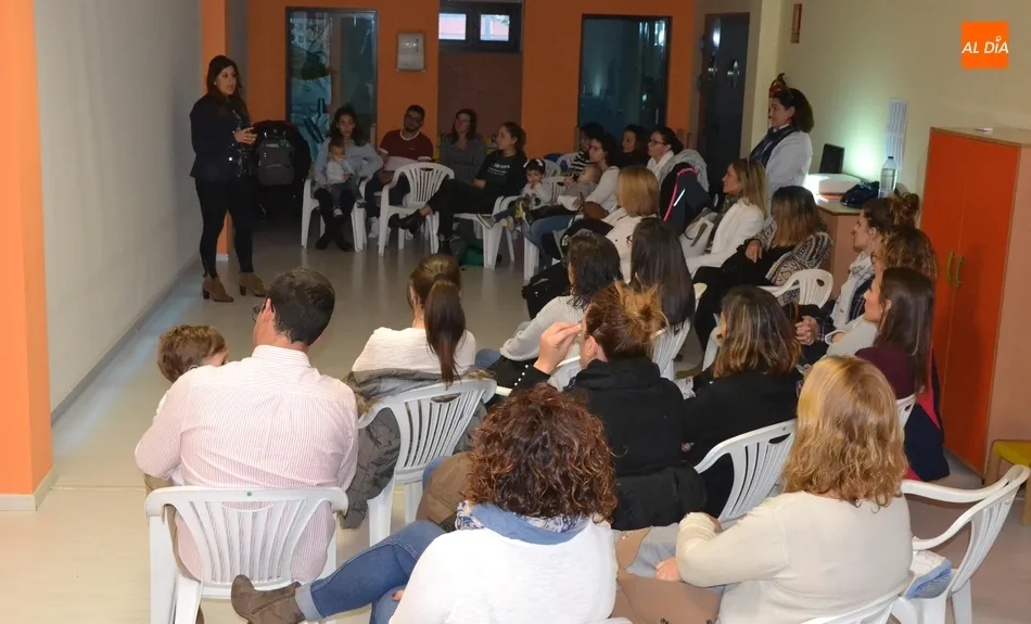 Foto 4 - Mar Manzano abre las actividades de la renovada Escuela de Familias  
