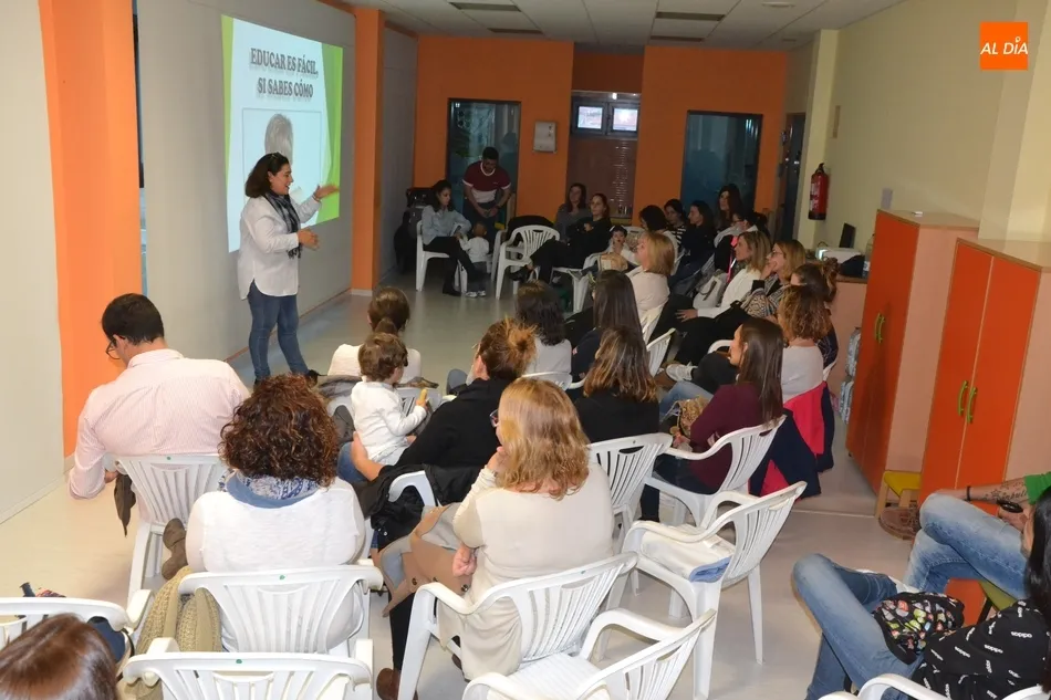 Foto 3 - Mar Manzano abre las actividades de la renovada Escuela de Familias  