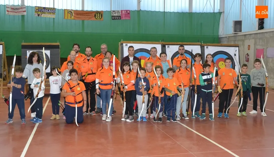 Víctor Gómez y Paola Martín visitan la Escuela de Tiro con Arco animándose a lanzar  