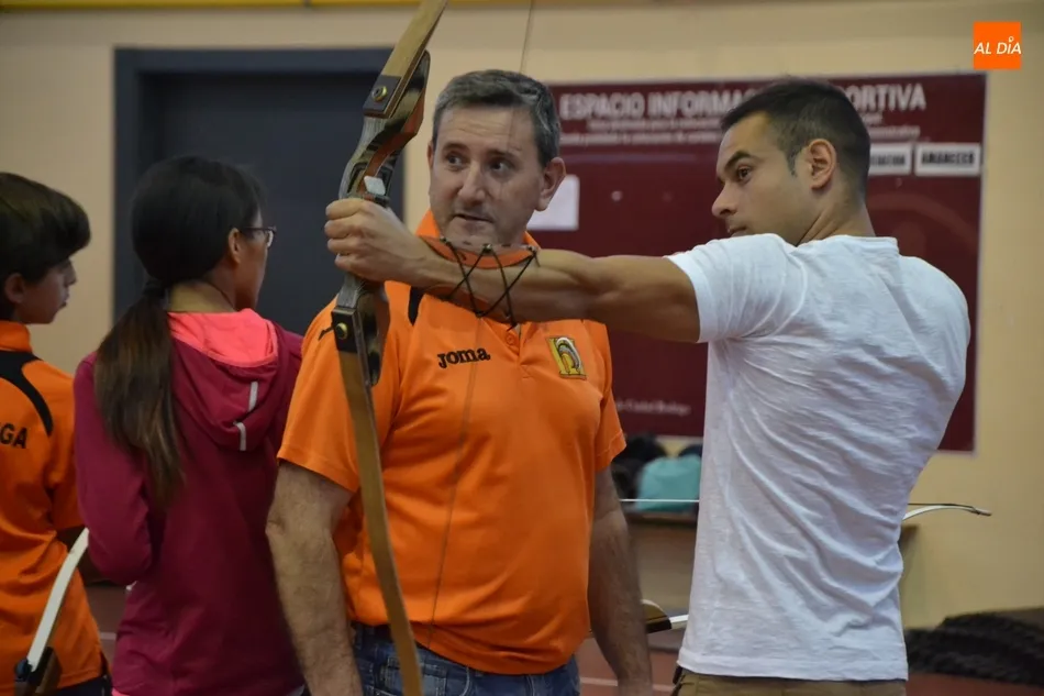 Foto 8 - V&iacute;ctor G&oacute;mez y Paola Mart&iacute;n visitan la Escuela de Tiro con Arco anim&aacute;ndose a lanzar  