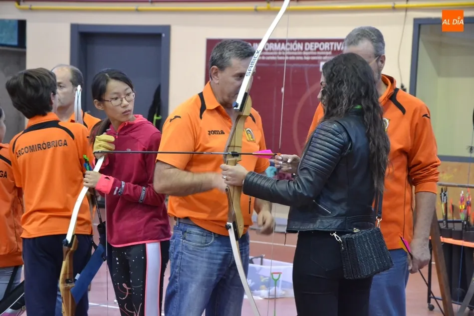 Foto 7 - V&iacute;ctor G&oacute;mez y Paola Mart&iacute;n visitan la Escuela de Tiro con Arco anim&aacute;ndose a lanzar  