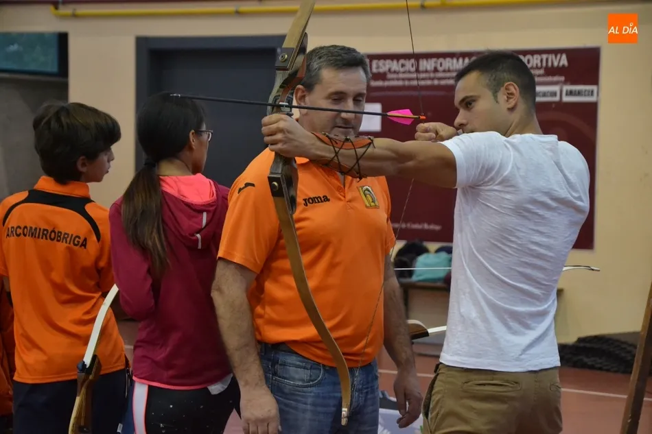 Foto 9 - V&iacute;ctor G&oacute;mez y Paola Mart&iacute;n visitan la Escuela de Tiro con Arco anim&aacute;ndose a lanzar  